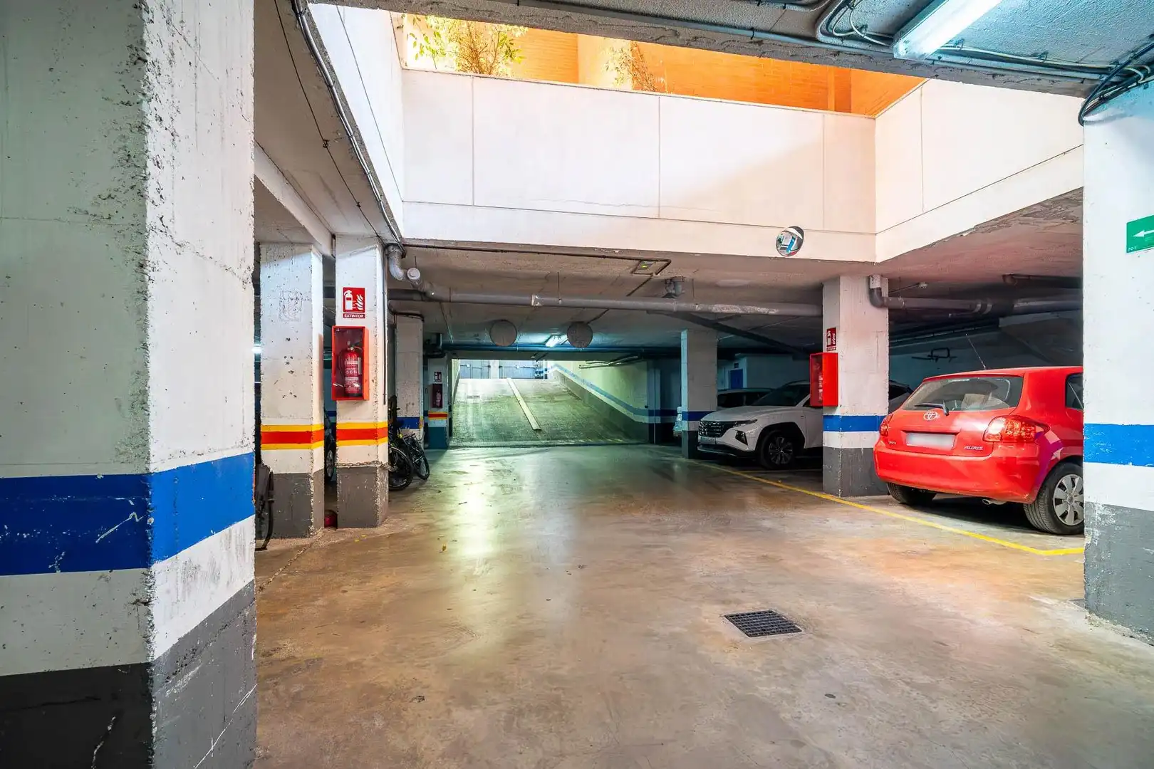 Parking de Piso de alquiler en Sevilla con Aire acondicionado y Calefacción