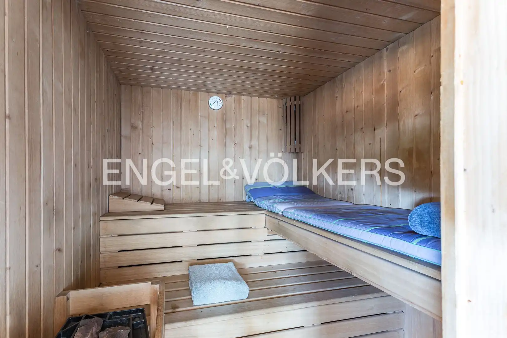 Schlafzimmer von Country house zum Verkauf in Barcelona mit Heizung, Parkett und Terrasse