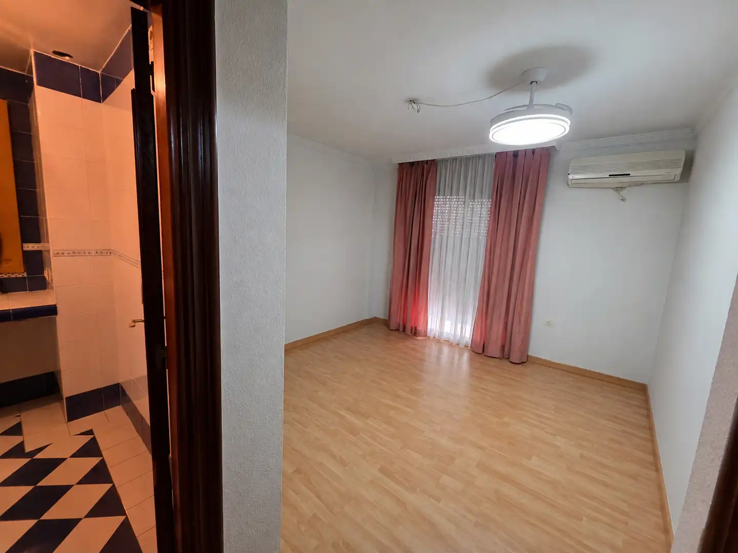 Schlafzimmer von Maisonette zum Verkauf in Peligros mit Klimaanlage, Terrasse und Ofen