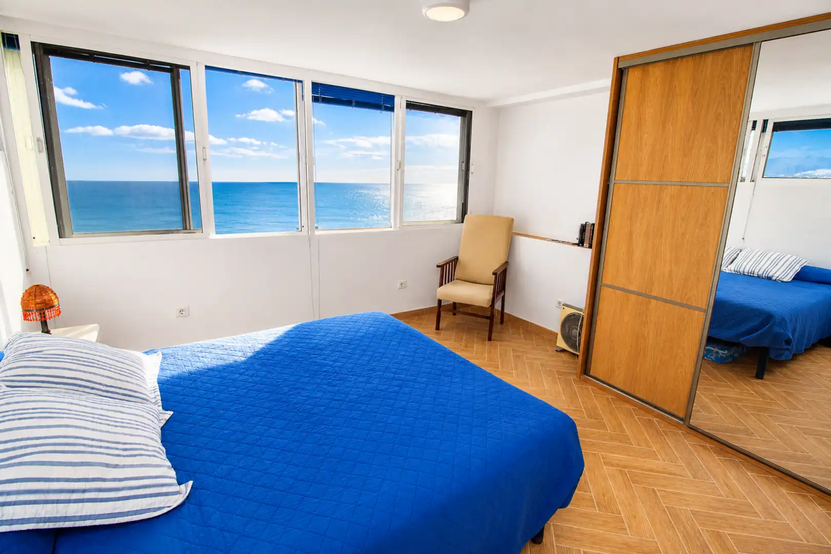 Schlafzimmer von Dachboden zum Verkauf in Manilva mit Klimaanlage, Terrasse und Schwimmbad