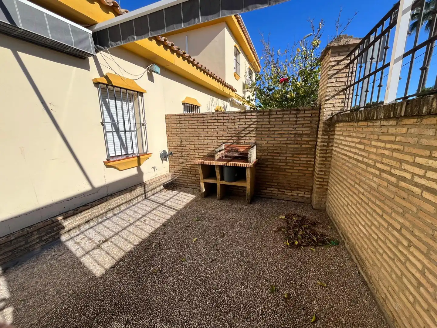 Jardí de Casa adosada en venda en Huévar del Aljarafe amb Terrassa i Balcó
