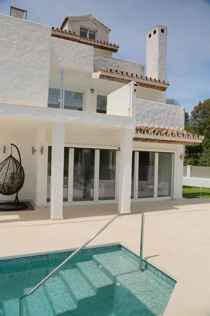 Vista exterior de Casa o xalet de lloguer en Marbella amb Jardí privat, Terrassa i Piscina