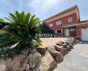 Exterior view of Single-family semi-detached for sale in Vilanova del Vallès  with Air Conditioner and Swimming Pool