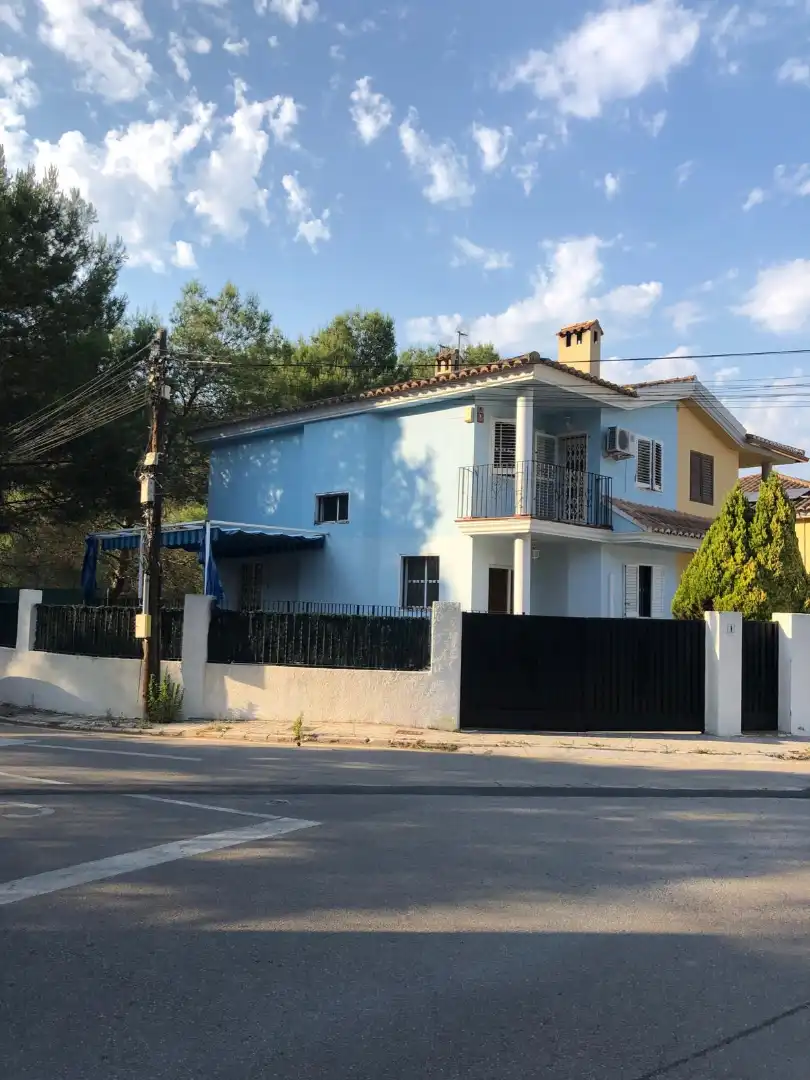 Vista exterior de Casa adosada en venta en Gilet con Calefacción, Jardín privado y Parquet