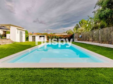 Casa con piscina en venta en Calle Acacia