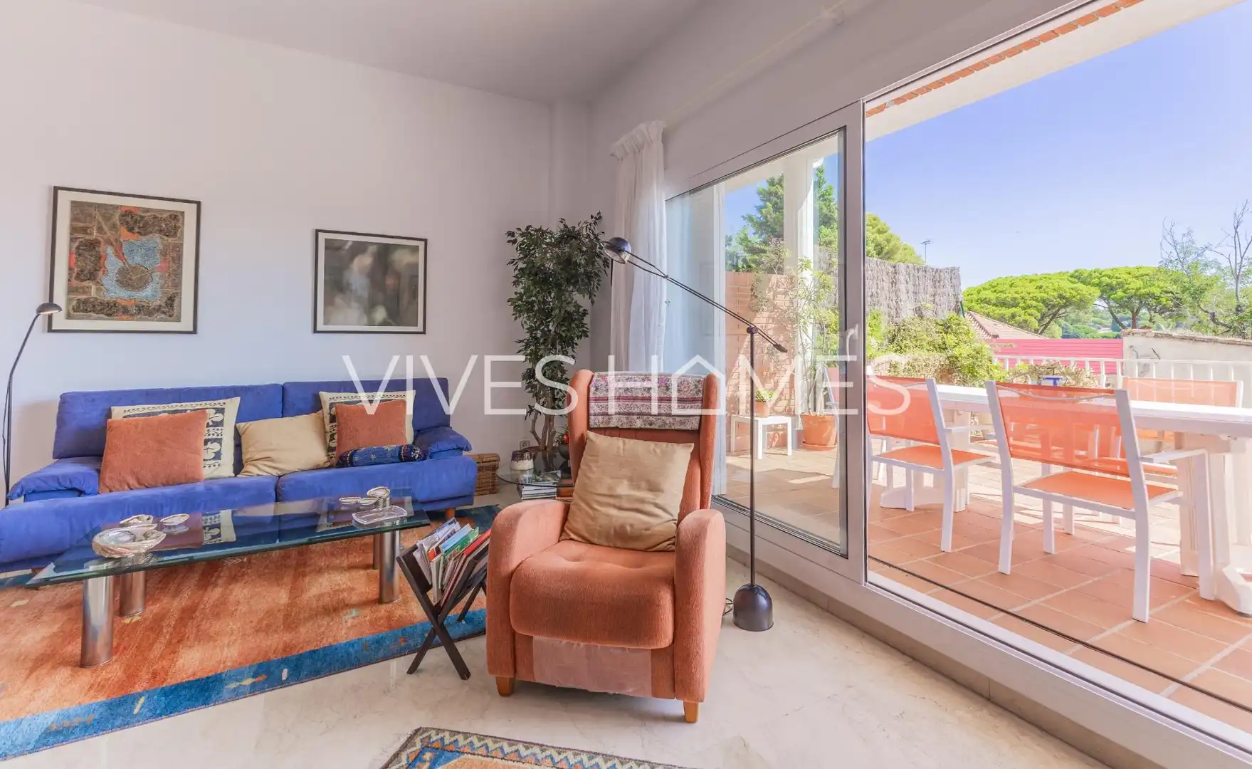 Sala d'estar de Casa adosada en venda en Sant Andreu de Llavaneres amb Calefacció, Jardí privat i Terrassa