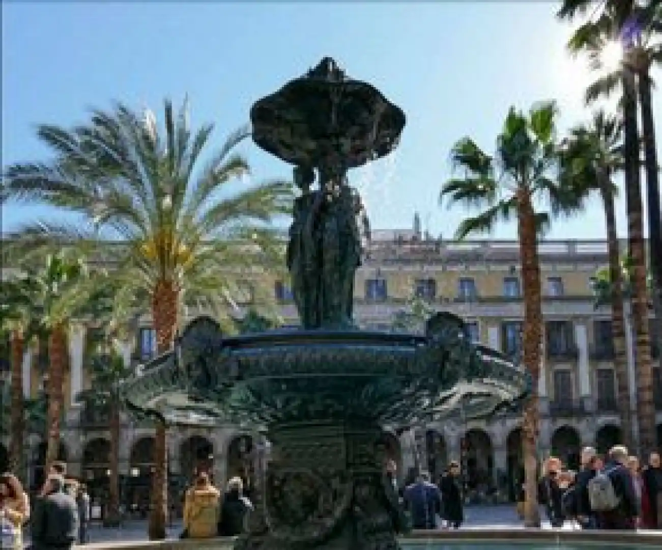 Vista exterior de Edifici en venda en Barcelona