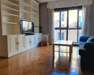 Living room of Flat to rent in  Madrid Capital  with Air Conditioner, Heating and Parquet flooring