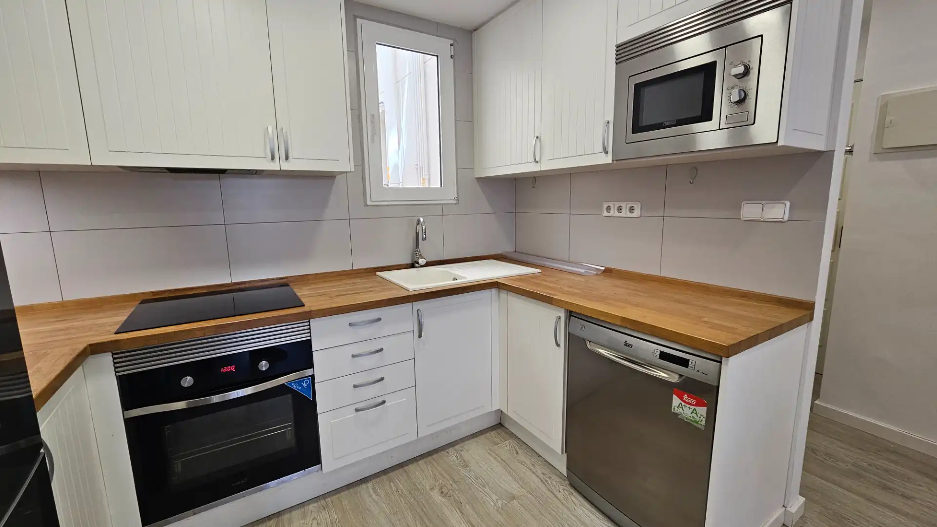 Wohnung zur Miete in Via Augusta, Llevant