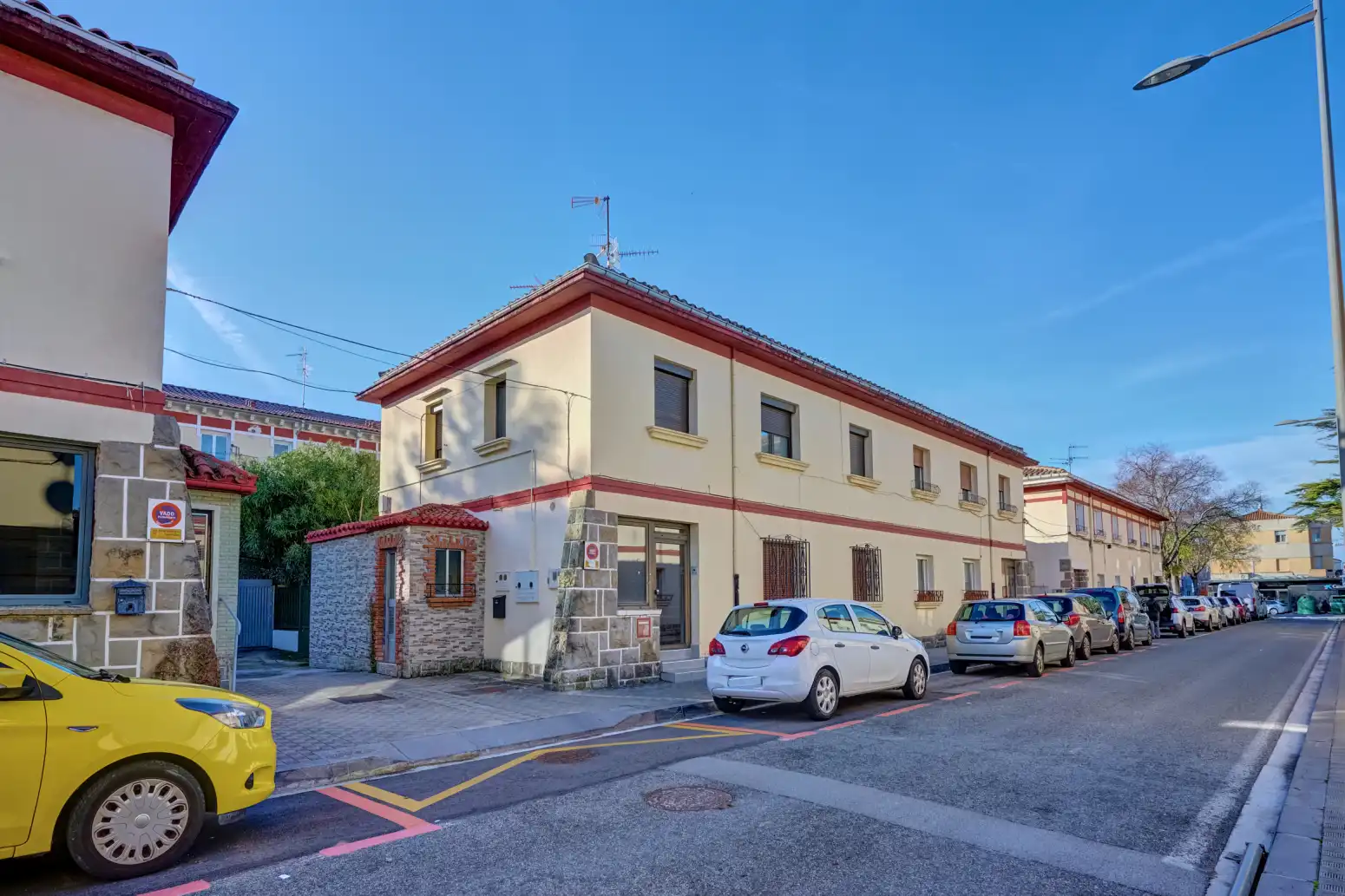 Außenansicht von Wohnung zum Verkauf in  Pamplona / Iruña mit Parkett, Terrasse und Abstellraum