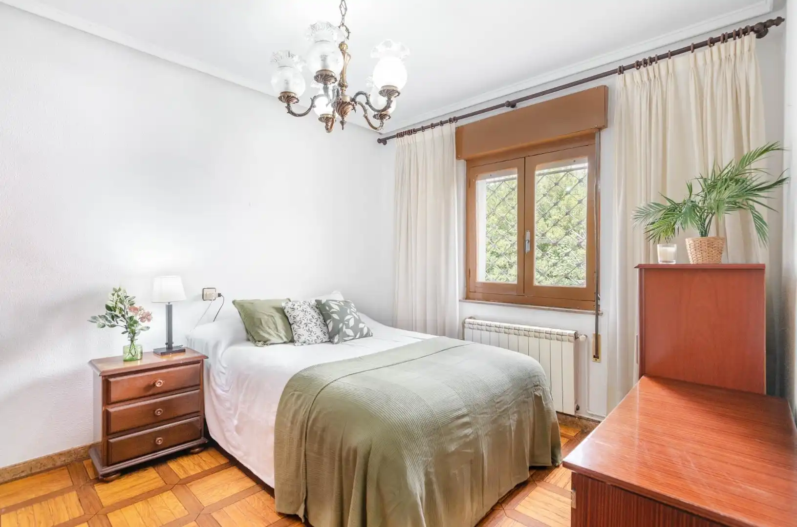 Dormitori de Casa o xalet en venda en Oviedo  amb Calefacció, Jardí privat i Terrassa