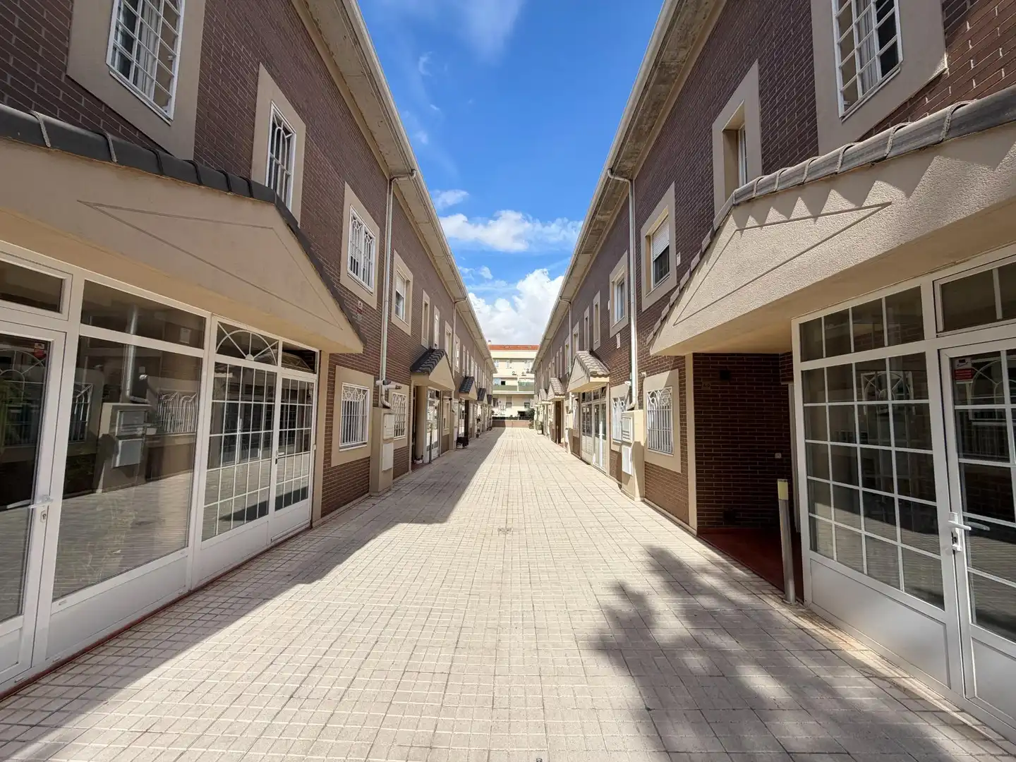 Vista exterior de Casa adosada en venda en Alcalá de Henares amb Aire condicionat, Calefacció i Traster