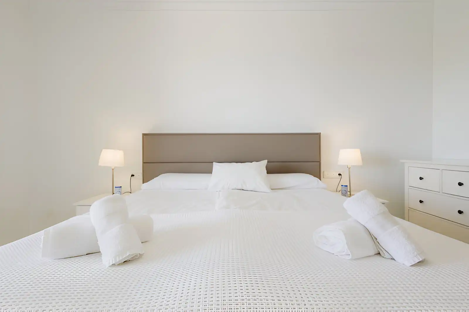 Schlafzimmer von Erdgeschoss zum Verkauf in Marbella mit Klimaanlage, Privatgarten und Terrasse