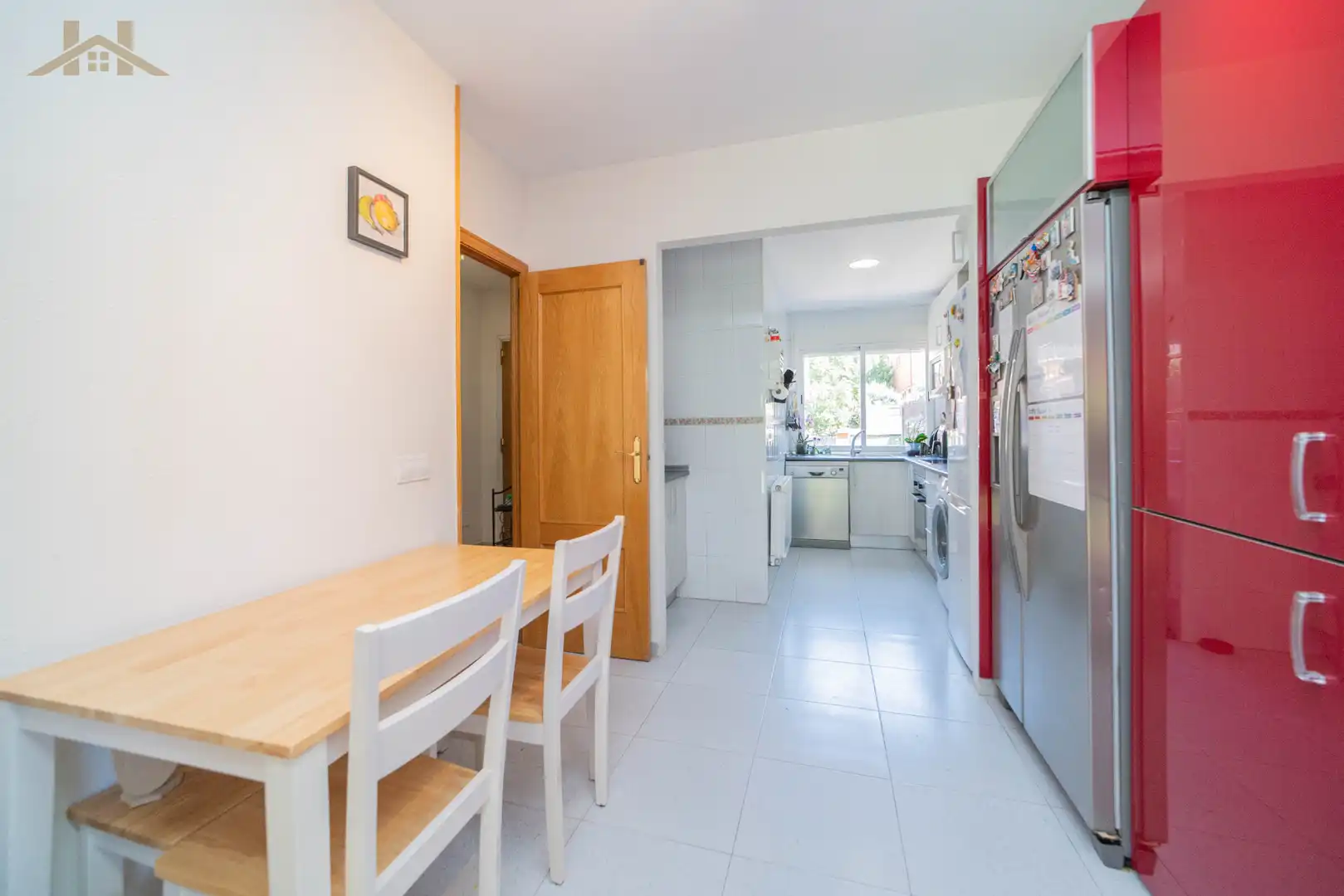 Küche von Einfamilien-Reihenhaus zum Verkauf in Boadilla del Monte mit Heizung, Privatgarten und Mikrowelle
