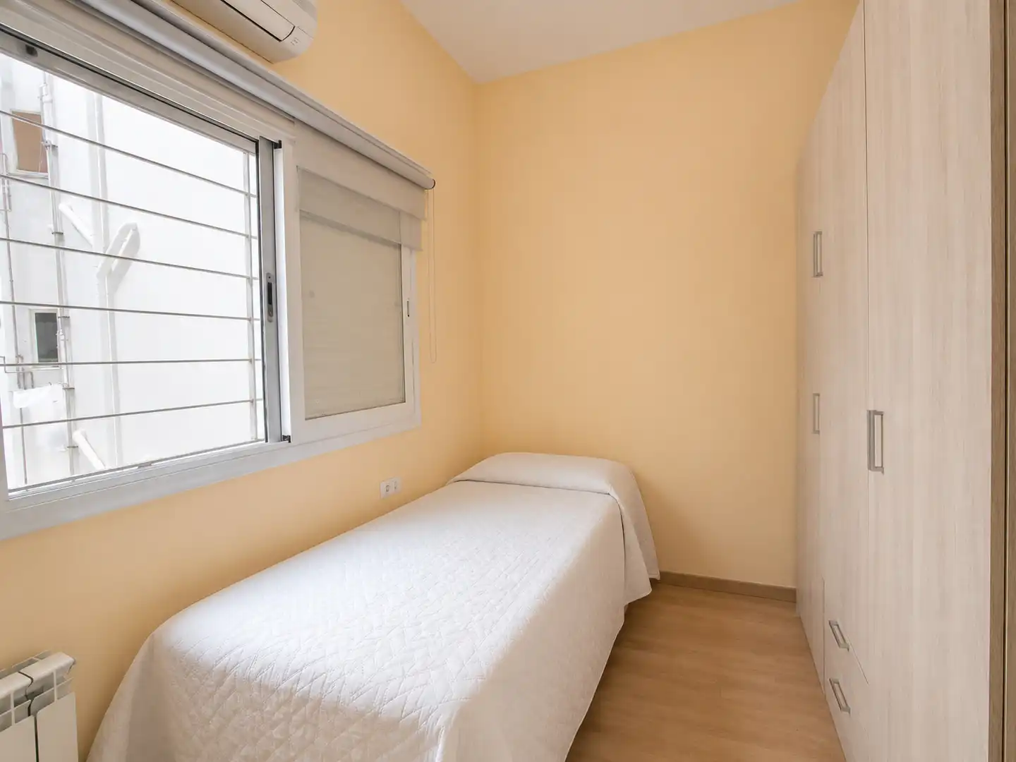 Schlafzimmer von Maisonette zum Verkauf in Barcelona mit Klimaanlage und Heizung
