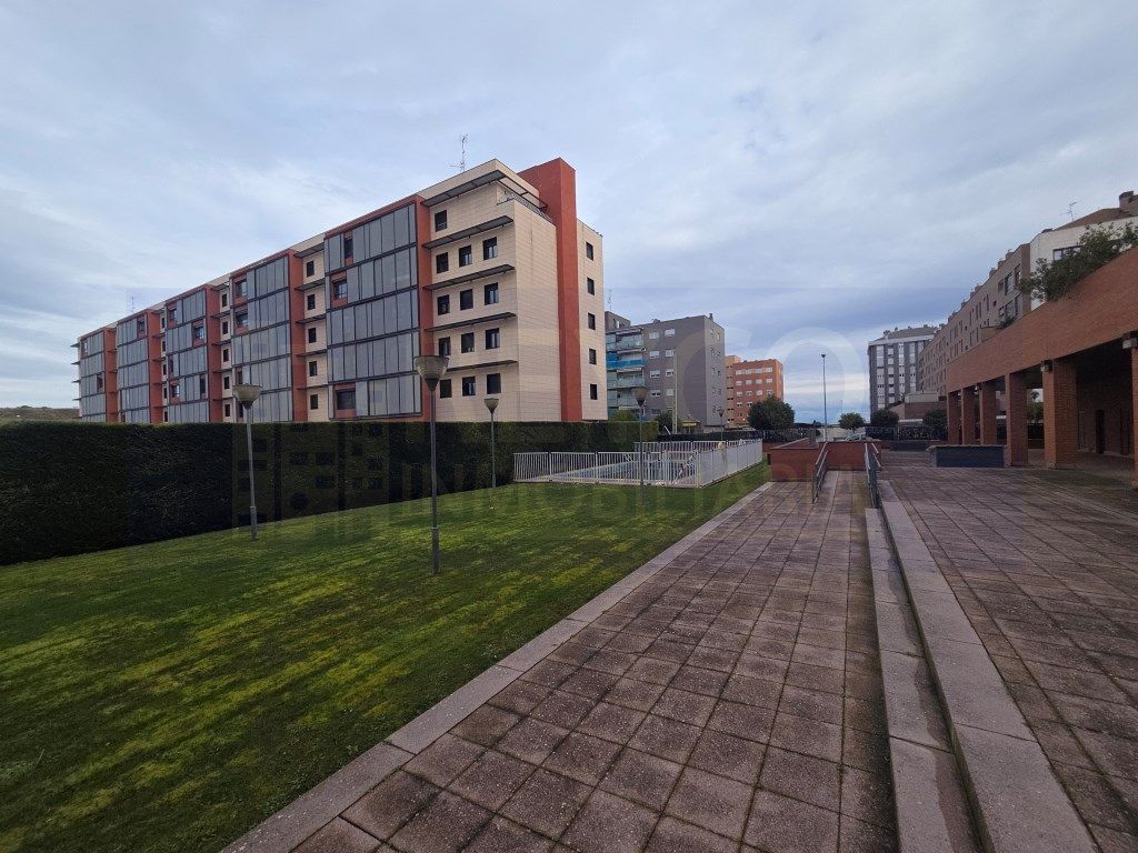 Vista exterior de Apartament en venda en  Logroño amb Calefacció, Terrassa i Piscina