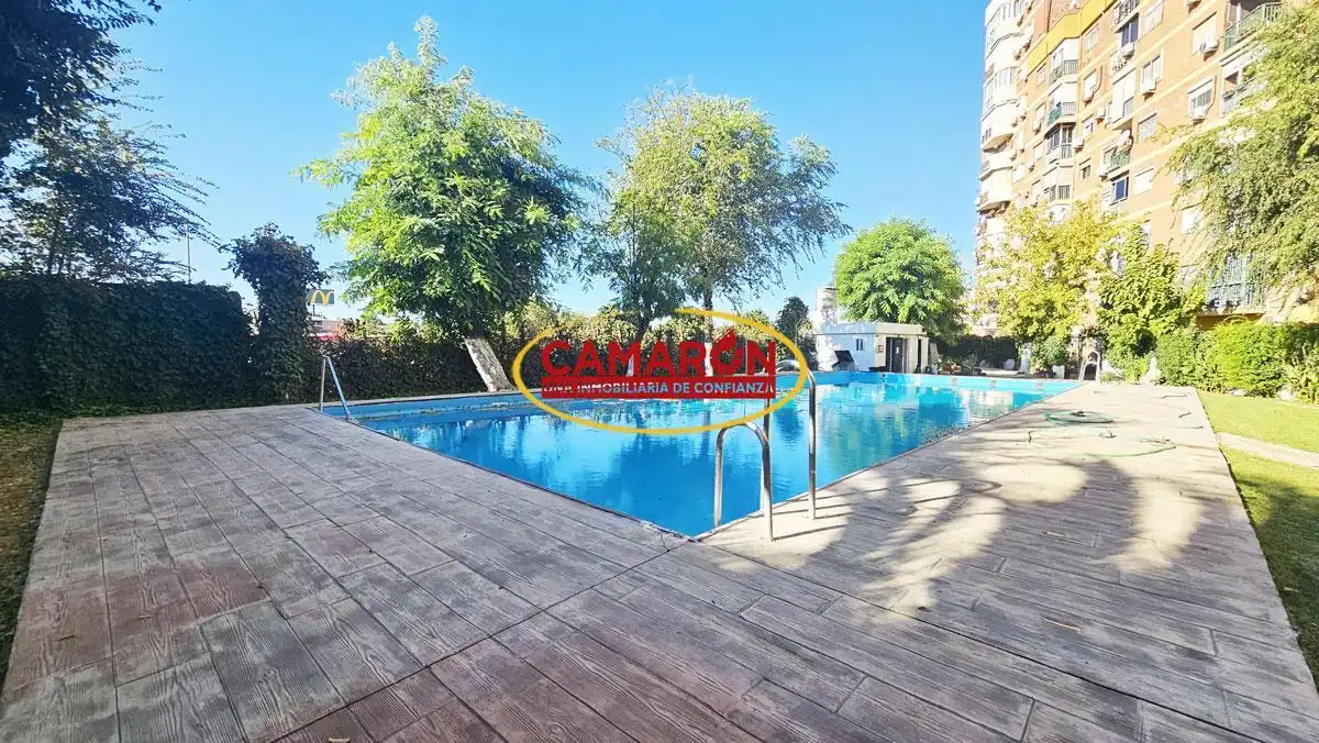 Piscina de Planta baixa en venda en Sevilla amb Terrassa, Balcó i Piscina comunitària