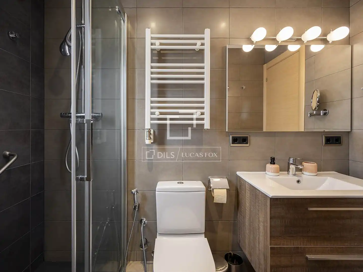 Badezimmer von Dachboden zum Verkauf in Barcelona mit Heizung, Terrasse und Möbliert