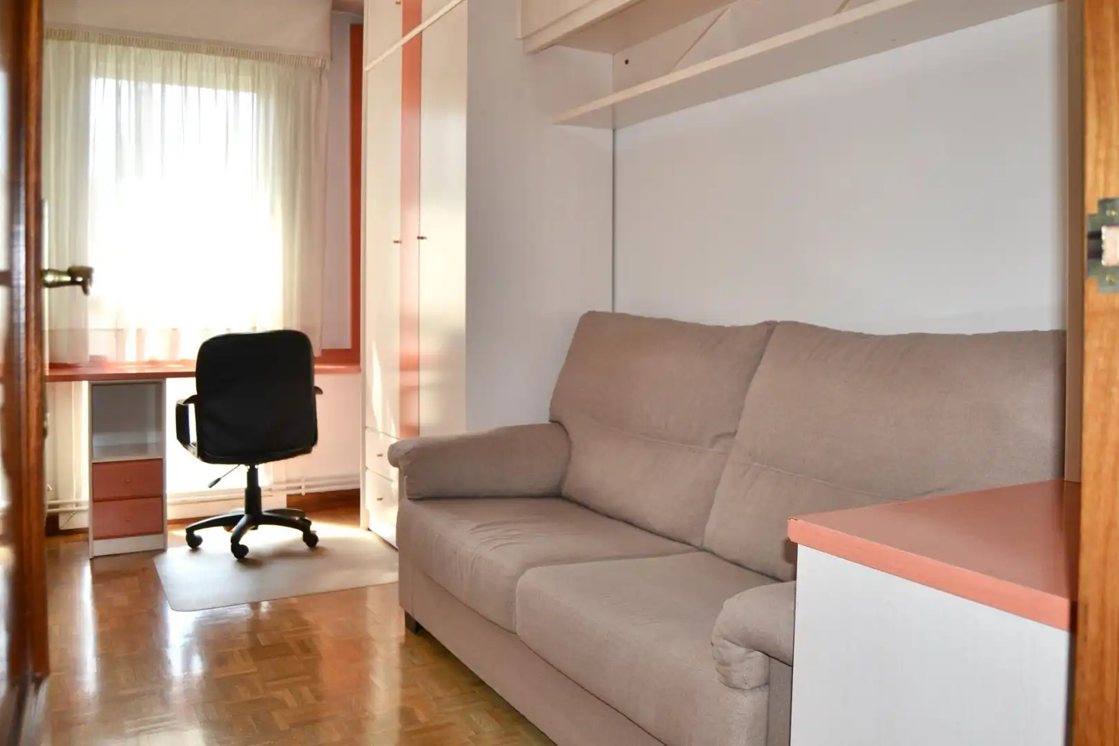 Sala de estar de Piso en venta en  Pamplona / Iruña con Parquet y Trastero