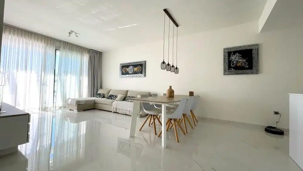 Sala d'estar de Àtic de lloguer en Estepona amb Aire condicionat, Terrassa i Piscina