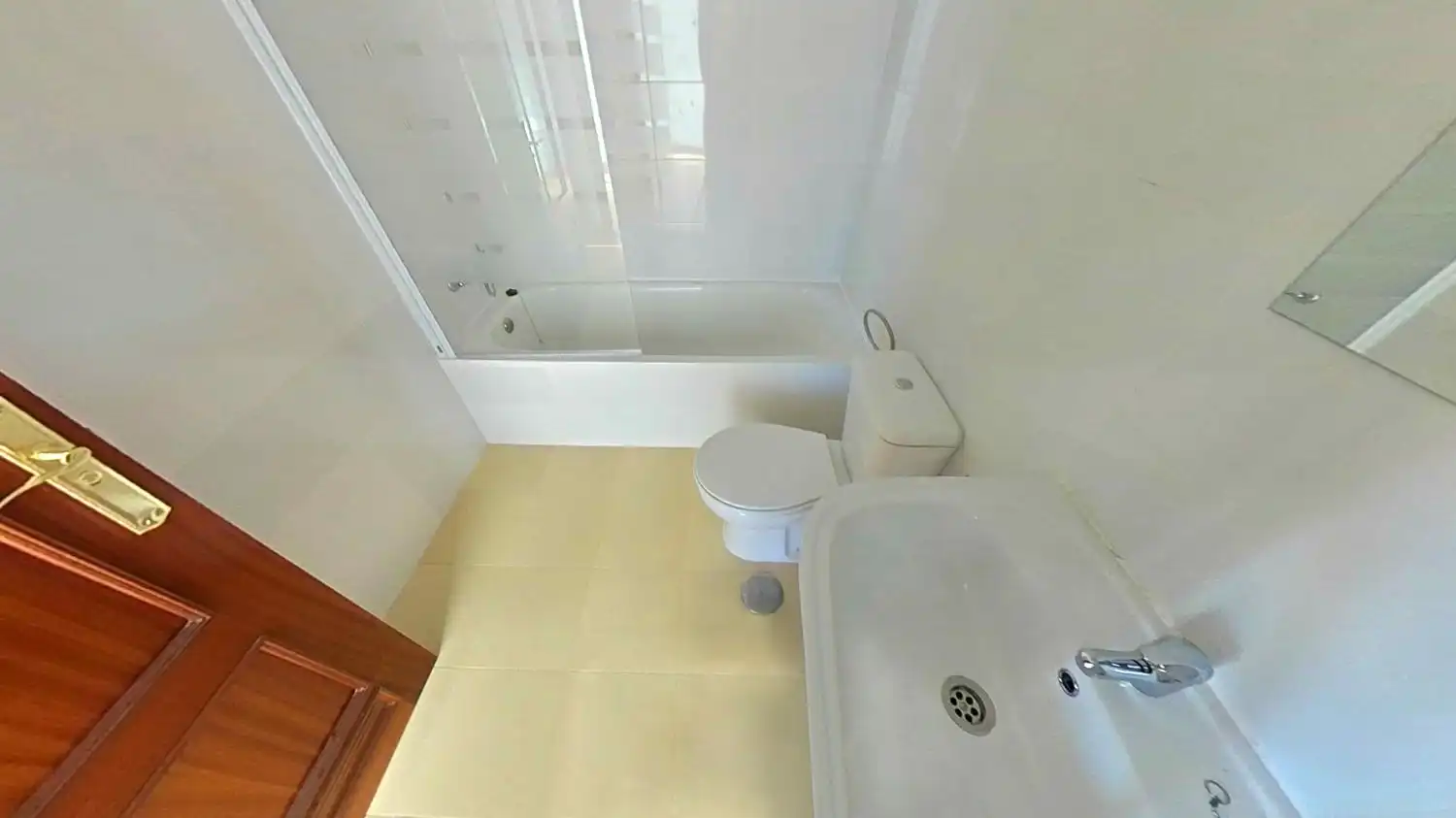 Baño de Piso en venta en Málaga con Calefacción, Trastero y Balcón