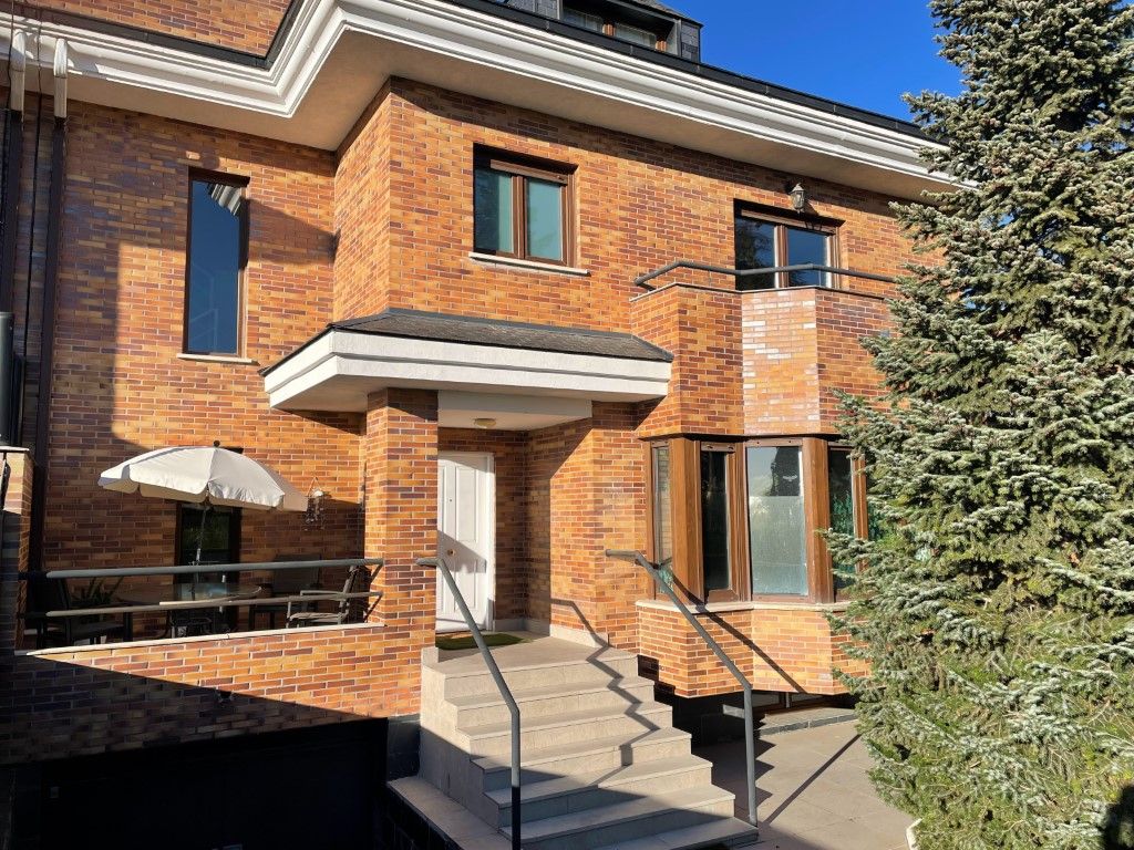Vista exterior de Casa adosada en venda en Las Rozas de Madrid amb Terrassa i Piscina