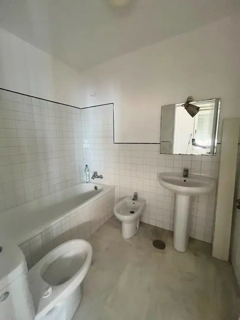 Badezimmer von Wohnungen zum Verkauf in Sanlúcar la Mayor mit Klimaanlage, Heizung und Abstellraum