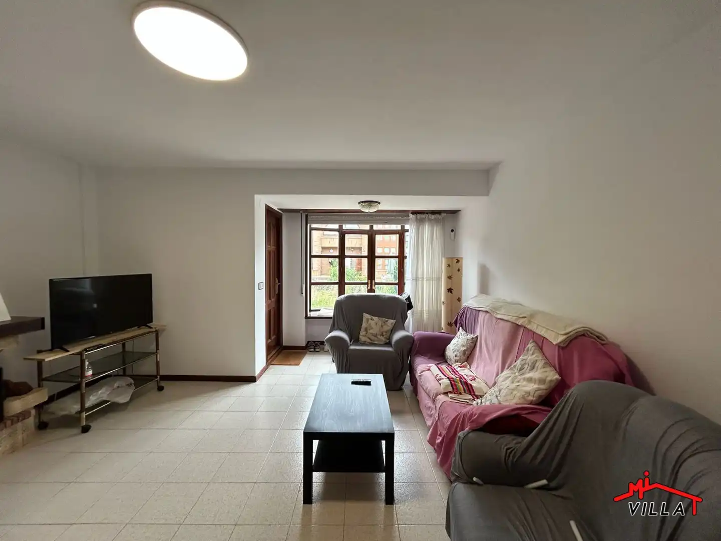 Sala d'estar de Casa adosada en venda en Laredo amb Calefacció i Terrassa