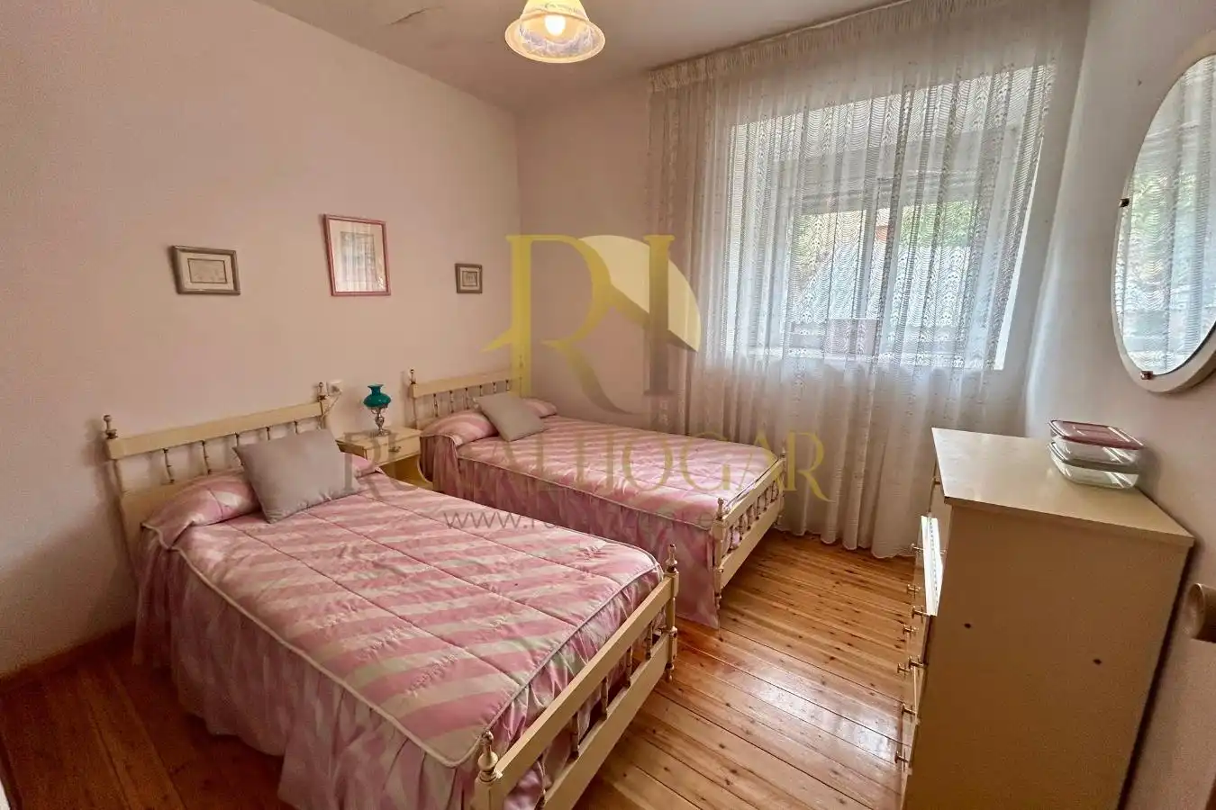 Habitación de Casa adosada en venta en Cabrillanes con Calefacción, Jardín privado y Amueblado