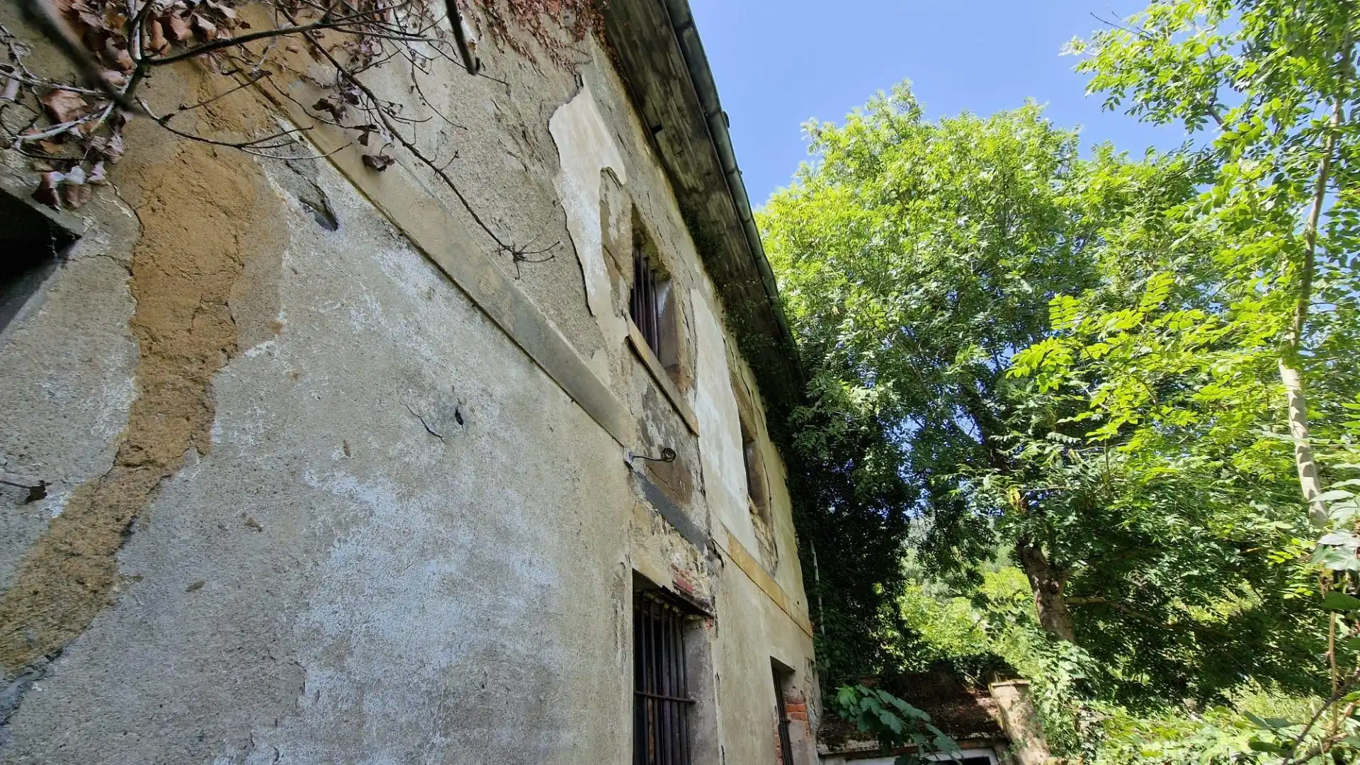 Vista exterior de Finca rústica en venda en Lena amb Jardí privat, Terrassa i Balcó