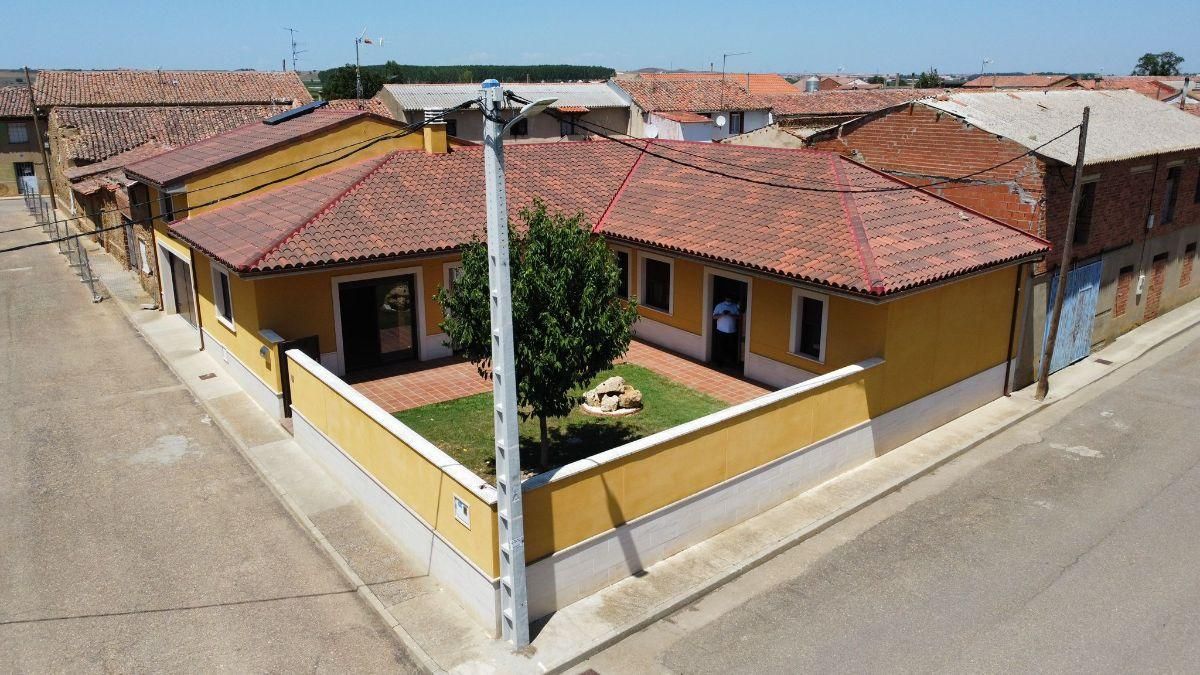 Vista exterior de Casa o xalet en venda en Villamandos amb Calefacció i Traster