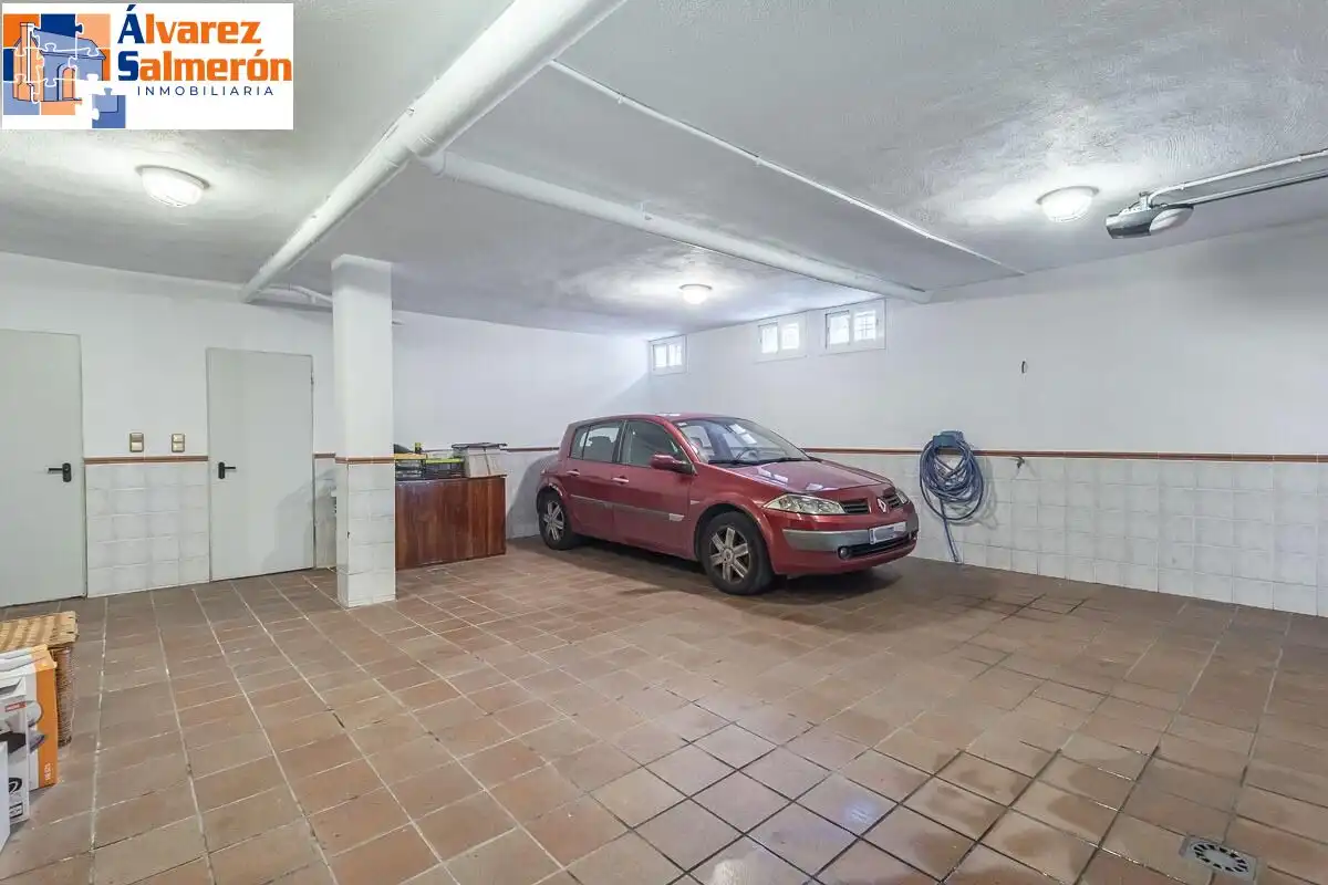 Parkplatz von Einfamilien-Reihenhaus zum Verkauf in Granada mit Privatgarten, Terrasse und Schwimmbad