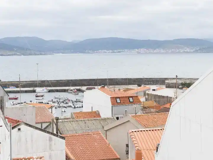 Vista exterior de Pis de lloguer en Ponteceso amb Parquet, Traster i Moblat