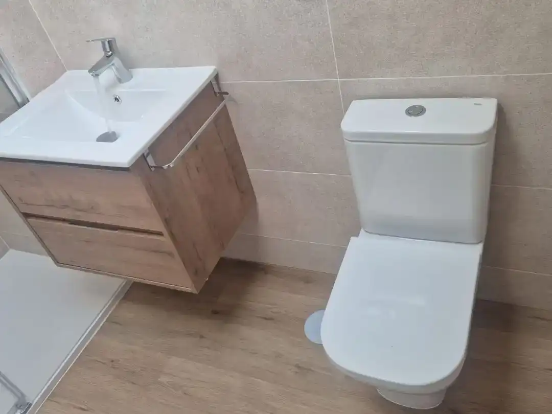 Badezimmer von Wohnung zur Miete in A Coruña Capital 