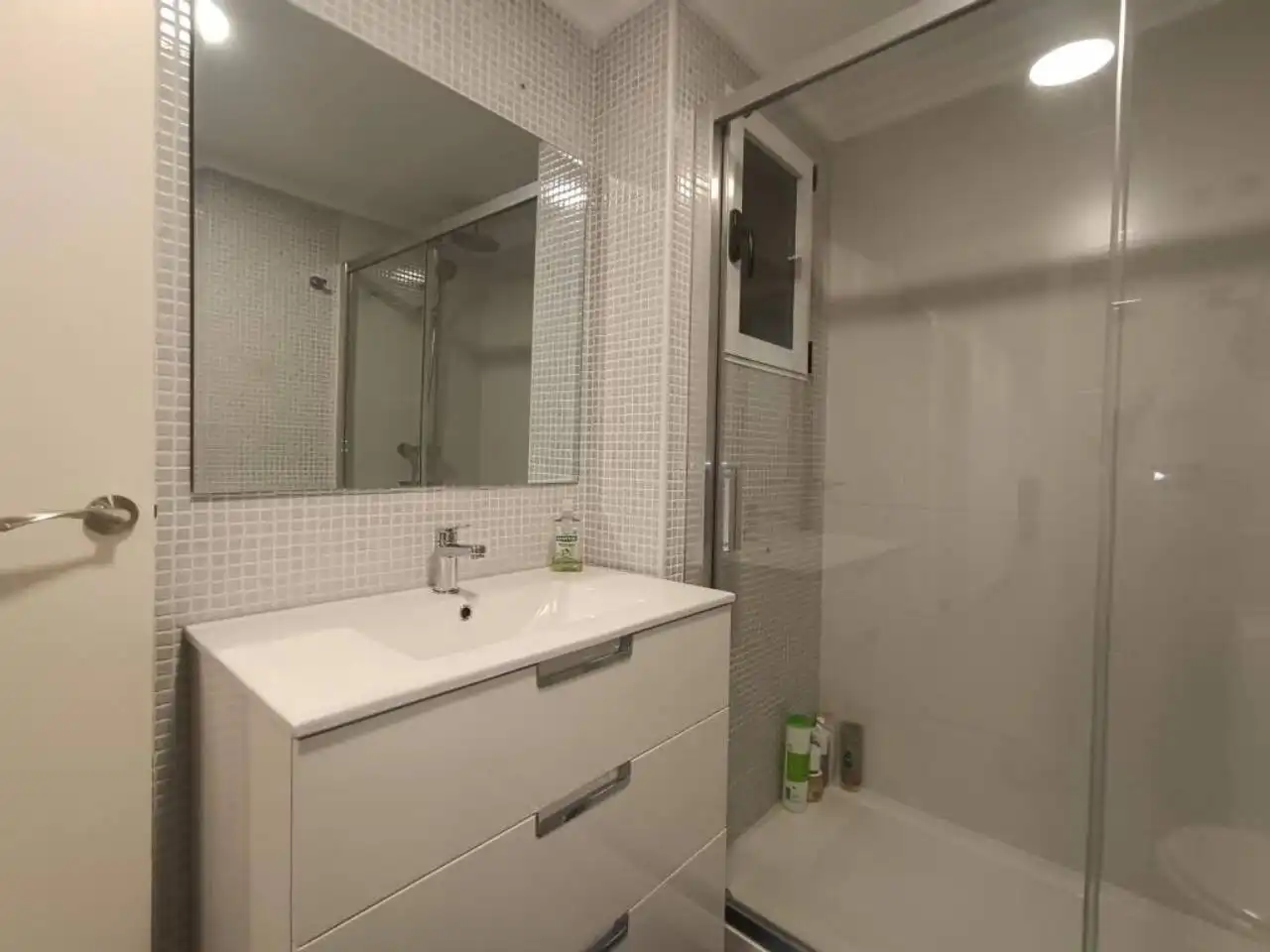 Bany de Apartament de lloguer en El Campello amb Aire condicionat, Terrassa i Moblat