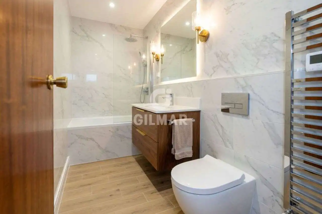 Baño de Piso en venta en Madrid con Calefacción, Trastero y Balcón