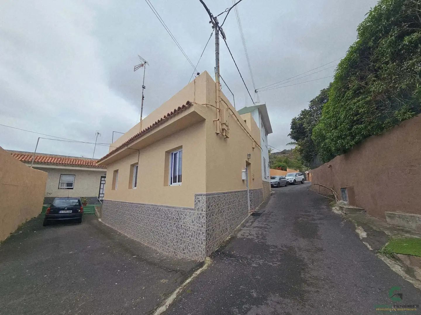 Außenansicht von Einfamilien-Reihenhaus zum Verkauf in Garachico mit Terrasse und Abstellraum