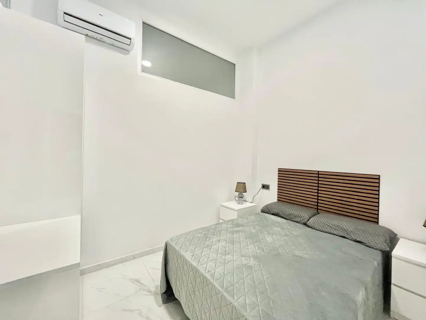 Habitación de Apartamento de alquiler en Torrevieja con Aire acondicionado, Calefacción y Terraza