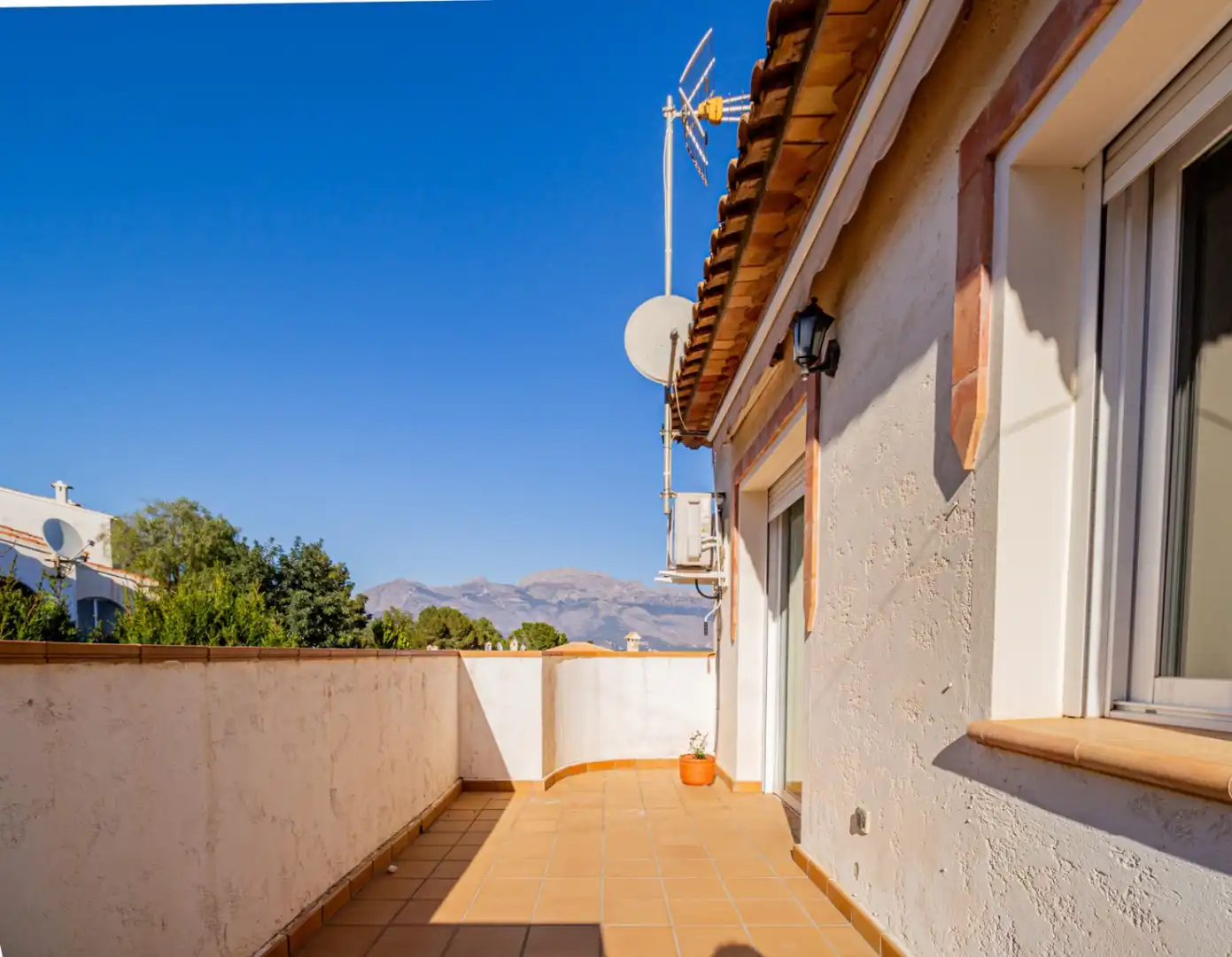 Vista exterior de Casa adosada en venda en La Nucia amb Aire condicionat, Calefacció i Jardí privat