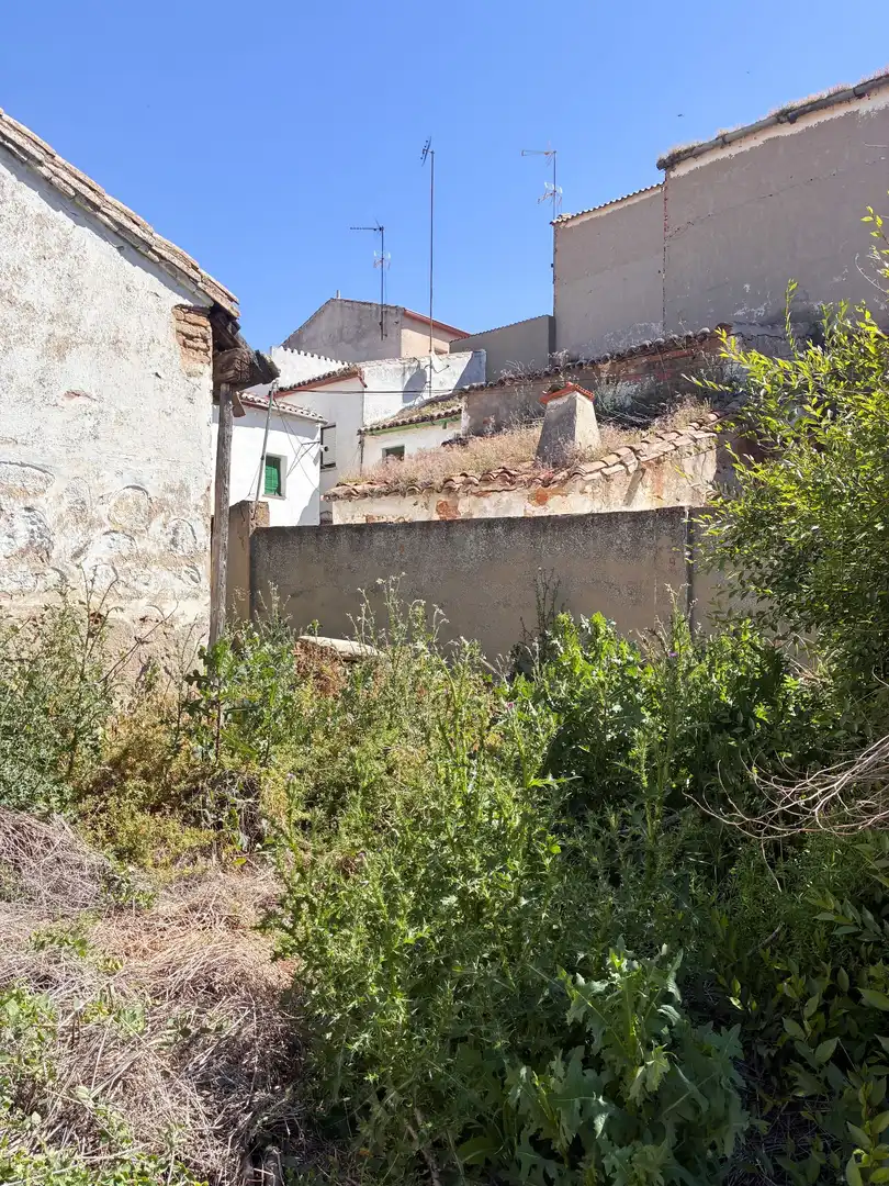 Einfamilien-Reihenhaus zum Verkauf in Polán mit Privatgarten und Abstellraum