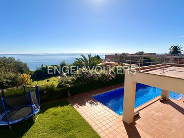 Villa con piscina in vendita a Carrer Cn 340 Martinenques 28