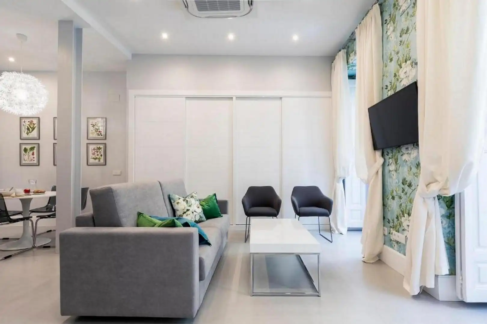 Sala d'estar de Apartament de lloguer en  Madrid Capital amb Aire condicionat, Calefacció i Jardí privat