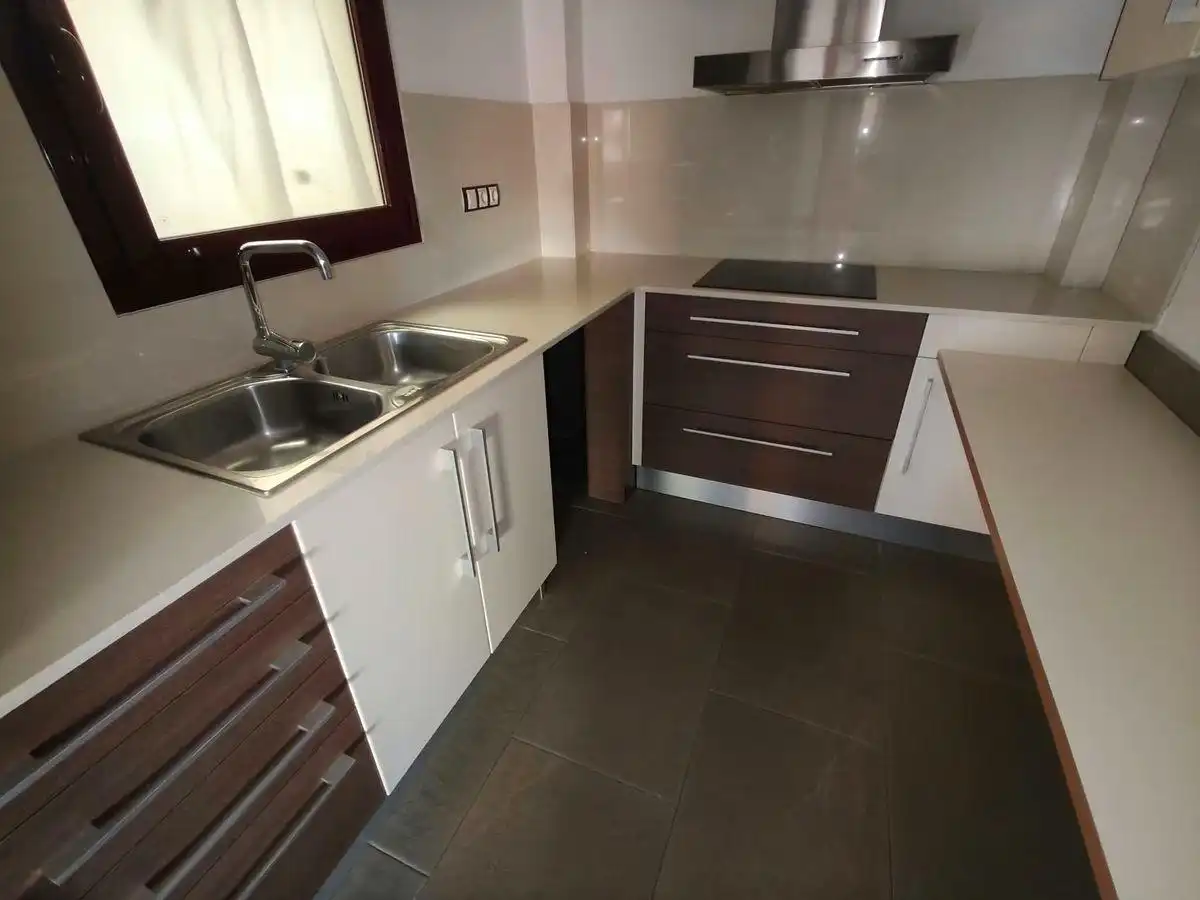 Flat with terrace for sale in Zona Hospital, imagen 2