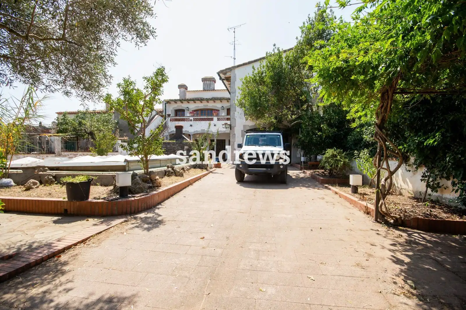 Außenansicht von Einfamilien-Reihenhaus zum Verkauf in Ordis mit Heizung, Privatgarten und Terrasse