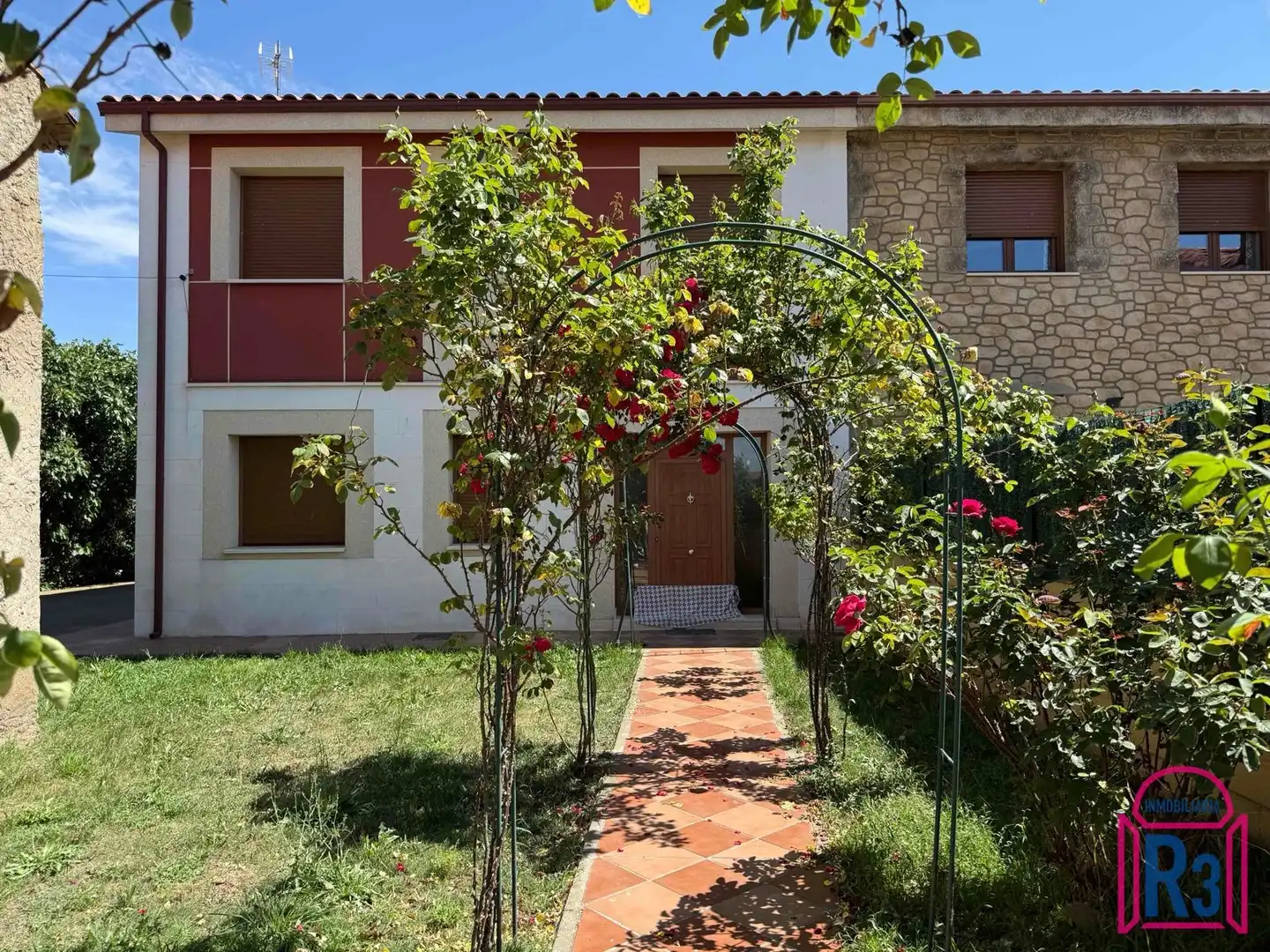 Exterior view of Houses for rent in Onzonilla  with Heating and Furnished