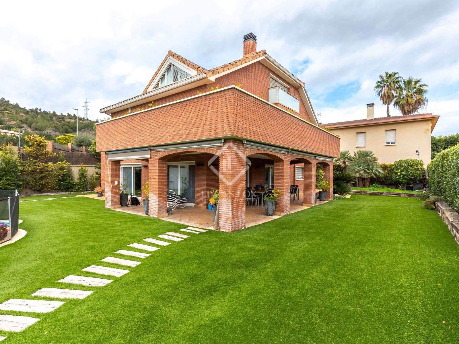 Exterior view of House or chalet for sale in Sant Just Desvern  with Air Conditioner, Heating and Private garden