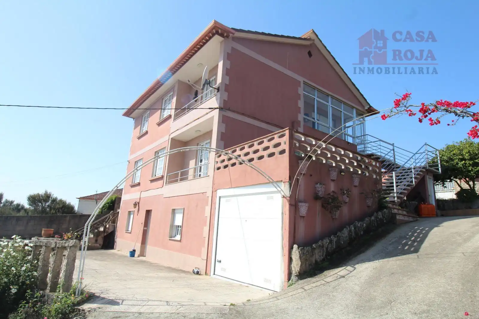Vista exterior de Casa o xalet en venda en Moaña amb Calefacció, Terrassa i Traster