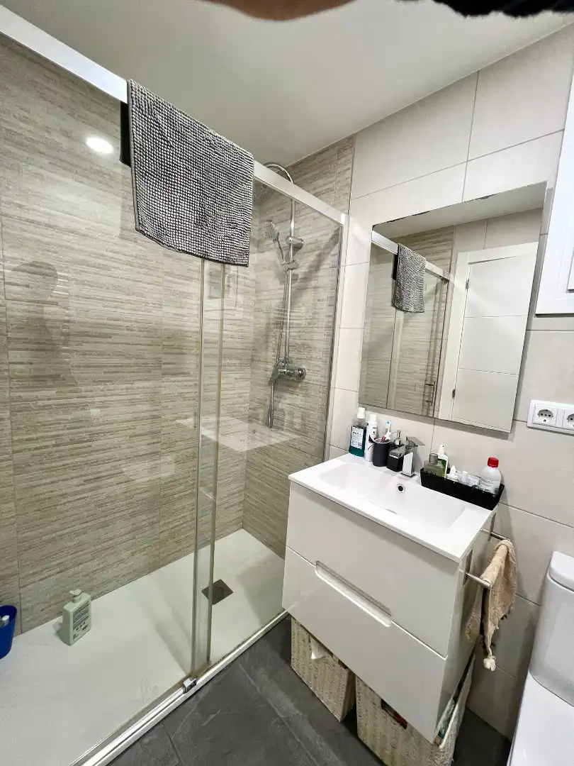 Badezimmer von Wohnung zum Verkauf in Barcelona mit Heizung, Parkett und Balkon