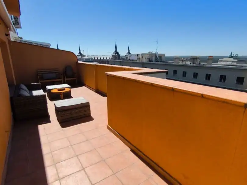 Terrasse von Dachboden zur Miete in  Madrid Capital mit Klimaanlage, Terrasse und Balkon