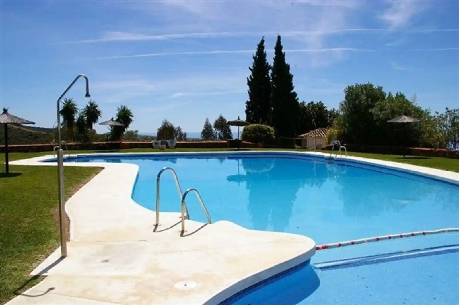 Schwimmbecken von Dachboden zum Verkauf in Marbella mit Parkett, Terrasse und Ofen